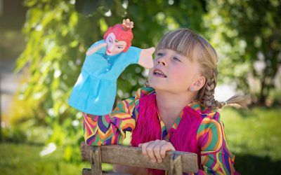 niña-visualiza-una-marioneta-en-un-campo-jugando