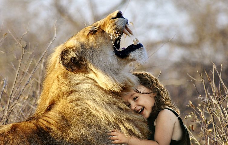 leon-con-niña-disfrutando