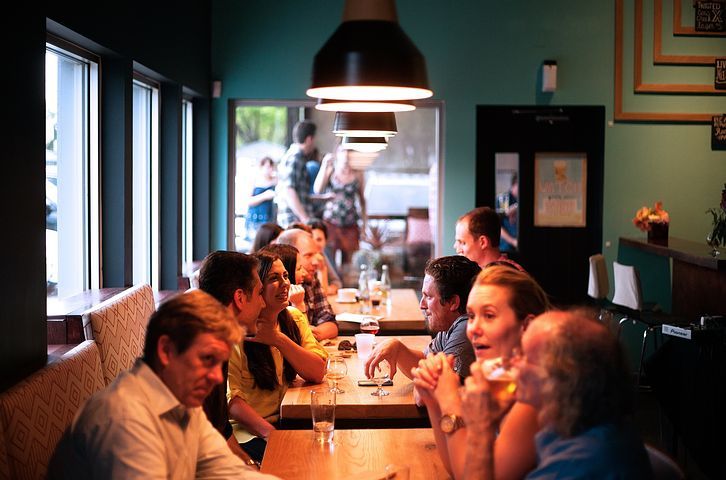 mesa-comedor-con-compañeros-sentados-y-compartiendo