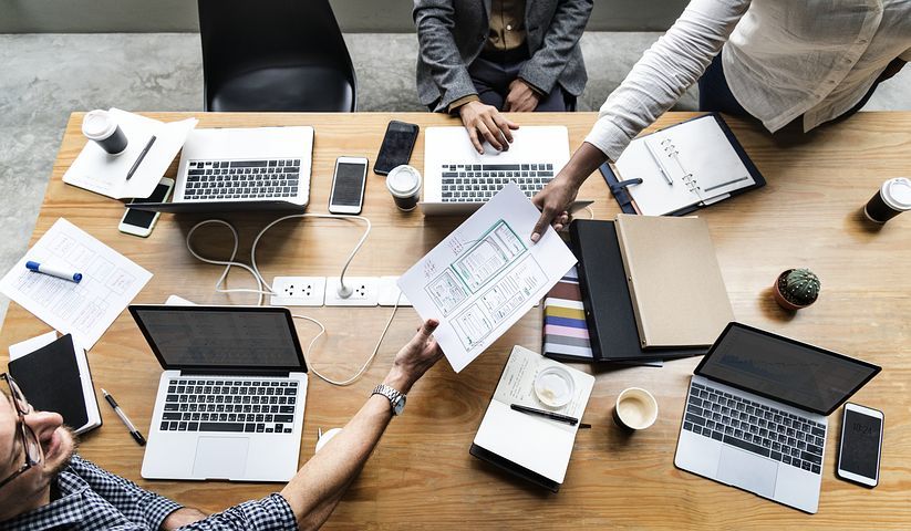 equipo-ordenadores-personas-trabajando-juntas-en-un-despacho