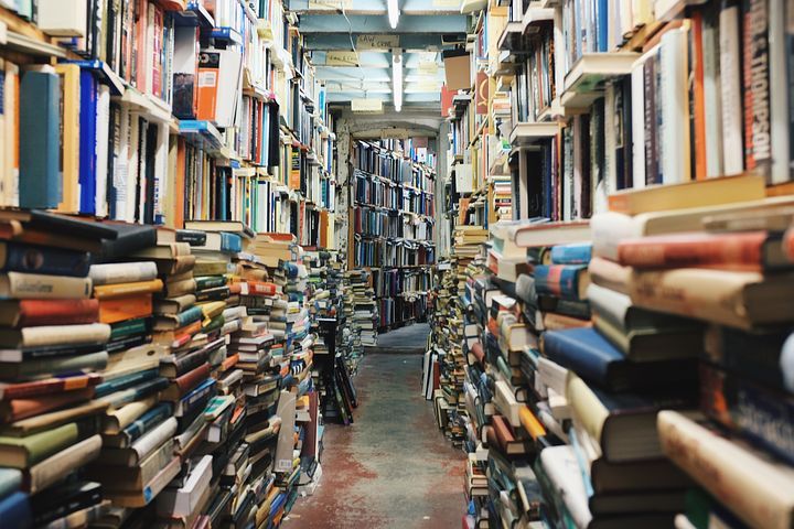 galería-de-libros-amontonados-a-ambos-lados