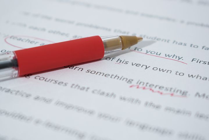 boligrafo-rojo-sobre-texto-corregido