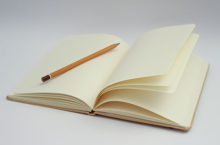 libreta-en-blanco-con-lapiz-sobre-el