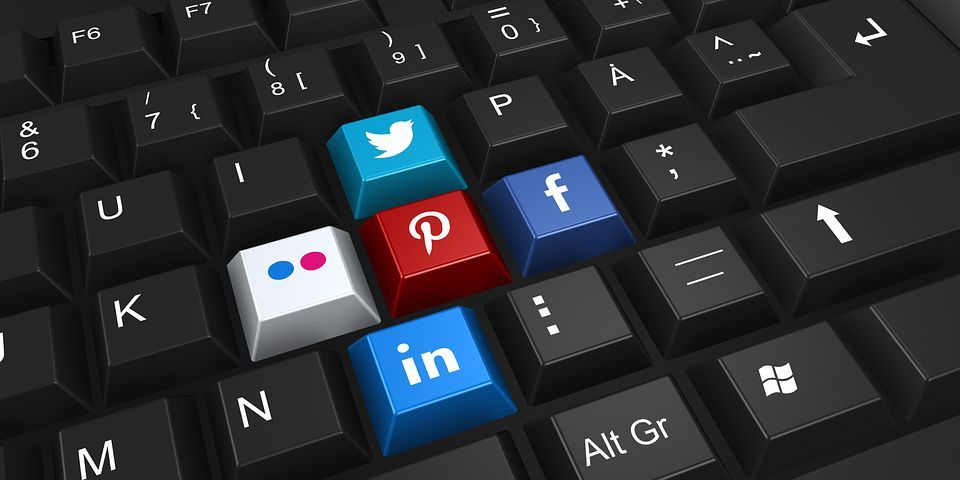 ordenador señalando mis redes principales