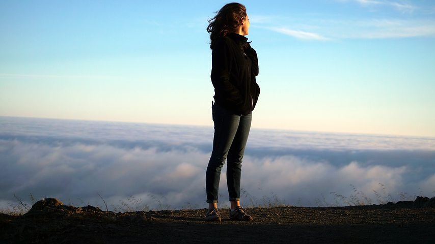 MUJER-MIRANDO-AL-HORIZONTE