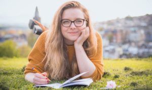 joven-sobre-hierba-sonriente