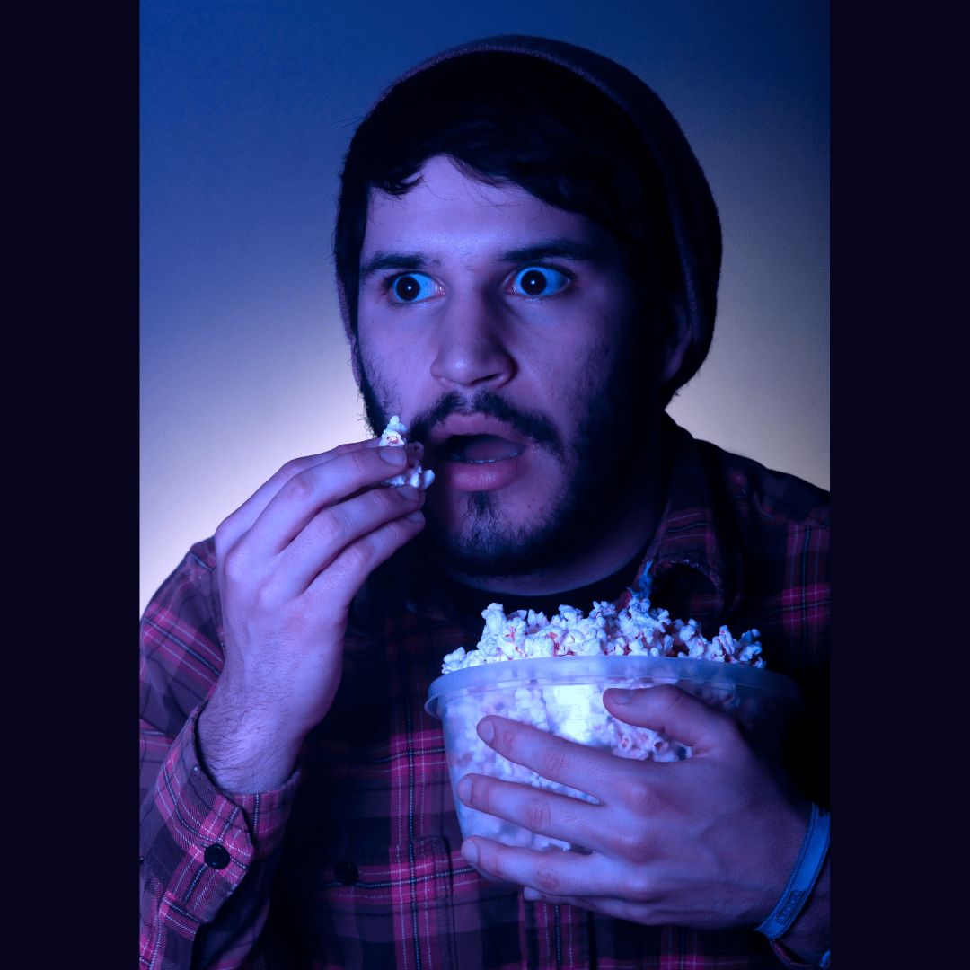 Hombre-comiendo-palomitas-con-expresión-de-suspense