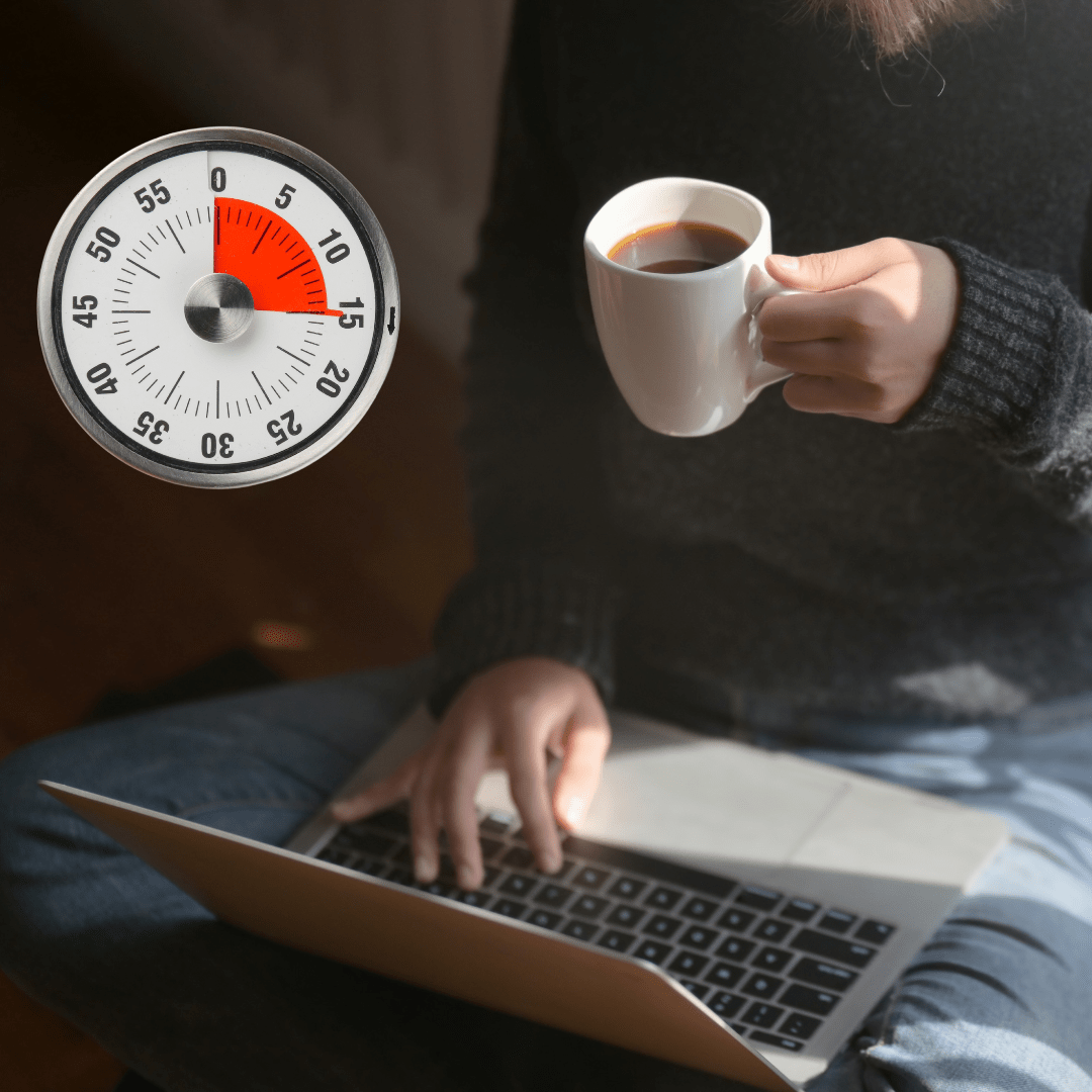 reloj-15-minutos-joven-escribiendo-taza-de-café