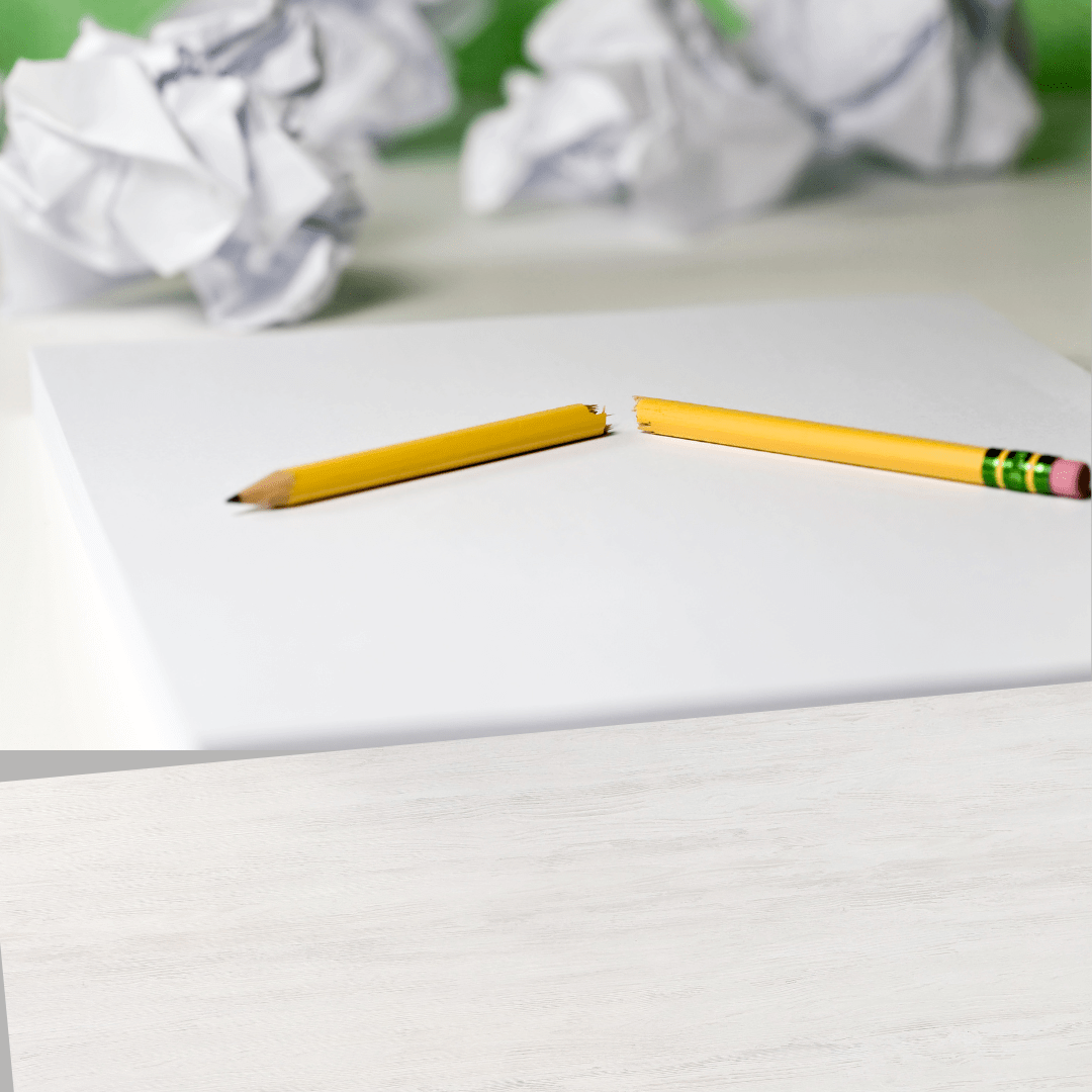 Hoy quiero compartir contigo algunas estrategias y claves para mejorar la inseguridad, el temor, y hasta la vergüenza, al momento de comenzar a escribir una nueva historia.  Sí, aunque no lo creas, hay personas que cuando deciden empezar a escribir hay un cierto resquicio de vergüenza en ellos que, con frecuencia, se confunde con la incertidumbre de «¿Cómo comienzo?» Y al final, no es más que una máscara más sutil del miedo a lo nuevo, a lo desconocido. Estos temores pueden ser abrumadores y desalentadores. Pueden desmotivar a un principiante con muy poco. Sin embargo, no tiene por qué ser así. Tenemos la capacidad de superar limitaciones y, sobre todo, la de saber motivarnos. Aquí te presento algunos consejos que pueden ayudarte a superar esos obstáculos y liberar tu potencial creativo. Reconócelo. Reconoce tus miedos. Esto es fundamental para vencerlos: identificarlos y aceptarlos. Cuando sabemos a qué tememos es mucho más fácil lidiar con ello y encontrar un antídoto a ese temor. ¿Qué es lo que te da miedo: el rechazo, la crítica, el fracaso, la falta de inspiración?  Escribir es una actividad que implica exponerse y arriesgarse, por lo que resulta lógico sentir cierta ansiedad o inseguridad. Sin embargo, no dejes que esos sentimientos te paralicen o te impidan expresarte. Piensa que esto ocurre en cualquier proceso creativo, del estilo que sea. Reconoce tus miedos como parte de ese proceso, acéptalo como una inquietud que puede motivarte a hacerlo mejor y no como un defecto personal. Desafíalos. Una vez que le has puesto nombre y sentido, que has reconocido ese miedo, puedes empezar a cuestionarlos, a desafiarlos. ¿Y por qué no? ¿Son reales o imaginarios? ¿Están basados en hechos reales o en suposiciones? ¿Qué pasaría si los enfrentaras?  Tenemos la tendencia como humanos a exagerar nuestros miedos, a acrecentarlos aunque sean irracionales. Es la dinámica de la defensa y actúa siempre igual. Por ello se hace mucho más importante identificarlo y enfrentarlo. Si no los frenamos nos impedirán ver las posibilidades y oportunidades que nos ofrece la escritura, o cualquier otro tipo de trabajo creativo. Desafía tus miedos, ponlos en su lugar, disminuye su virulencia a lo que es racional y utilizado como acicates positivos. Te sorprenderá el resultado. Practícalo. La mejor forma de vencer el miedo a crear o probar algo nuevo es haciéndolo. Si quieres, comienza con un paso sencillo, fácil. Toma iniciativa y, ese impulso de conseguir ese primer paso te llevará al siguiente.  No esperes a tener la idea perfecta o el momento ideal para empezar a escribir. Eso no ocurre así, nunca; ni siquiera cuando ya escribes de forma habitual. Simplemente hazlo. Escribe sobre lo que quieras, como quieras y cuándo quieras. Sin censura ni autocritica, solo por el placer de hacerlo. Es mejor hacer un poco todos los días, no te fijes en una cantidad mínima. La práctica es lo que te dará confianza y habilidad, y te ayudará a desarrollar tu voz y tu estilo propios. Busca feedback productivo. Otra forma de superar el miedo a escribir es buscar la opinión de otras personas que puedan darte feedback constructivo sobre tu trabajo. Puedes compartir tus escritos con personas conocidas, en las que confíes en que te darán una respuesta veraz y no edulcorada, como lectores potenciales.  Escucha sus comentarios con atención, apertura y buen sentido.  ¿Qué quiere decir esto? Que debes comportarte de forma imparcial y objetiva, incluso fría: escoge lo que te ayuda y te hará mejorar y descarta aquellos que no sientes que va contigo. Pero nunca, nunca, dejes que te afecte de forma negativa.  Aprender de las críticas constructivas y descartar las destructivas también es algo que se va aprendiendo. Recuerda que el feedback es una herramienta para mejorar tu escritura, no para juzgar tu valía como escritor. Disfrútalo. Cualquier proceso creativo, de la índole que sea, es para disfrutarlo. No lo veas como una obligación, sino como una oportunidad de expresarte, de crear algo nuevo, de comunicarte con los demás y de divertirte. No te obsesiones con el resultado final o con las expectativas externas. Simplemente, hazlo, para ti. Concéntrate en el presente y en el placer de escribir. Disfruta cada palabra, cada frase, cada párrafo. Espero que estos consejos te resulten útiles y te animen, si eres nuevo en escribir, a vencer esa primera etapa de duda. Recuerda que la escritura es una habilidad que se aprende y mejora, continuamente, con la práctica y la perseverancia. No dejes que tu mecanismo de defensa, algo tan natural en nosotros como es el miedo, te impida disfrutar de tu creatividad y cumplir tus sueños.  ¡Ánimo y a escribir!