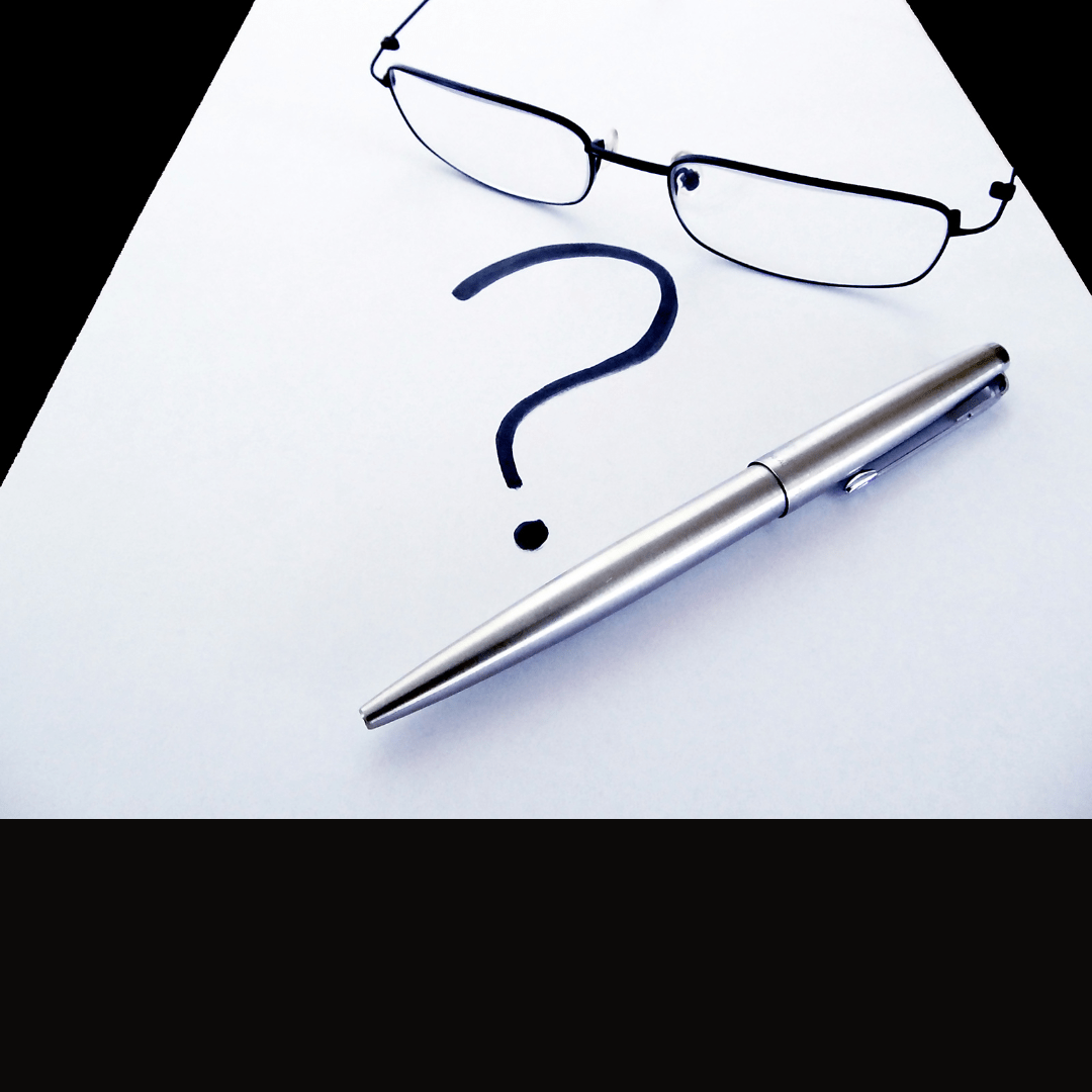 imagen-gafas-bolígrafo-papel-en-blanco-con-un-interrogante