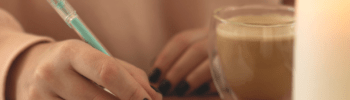 mujer-escribiendo-con-cafe-velas-y-boligrafo