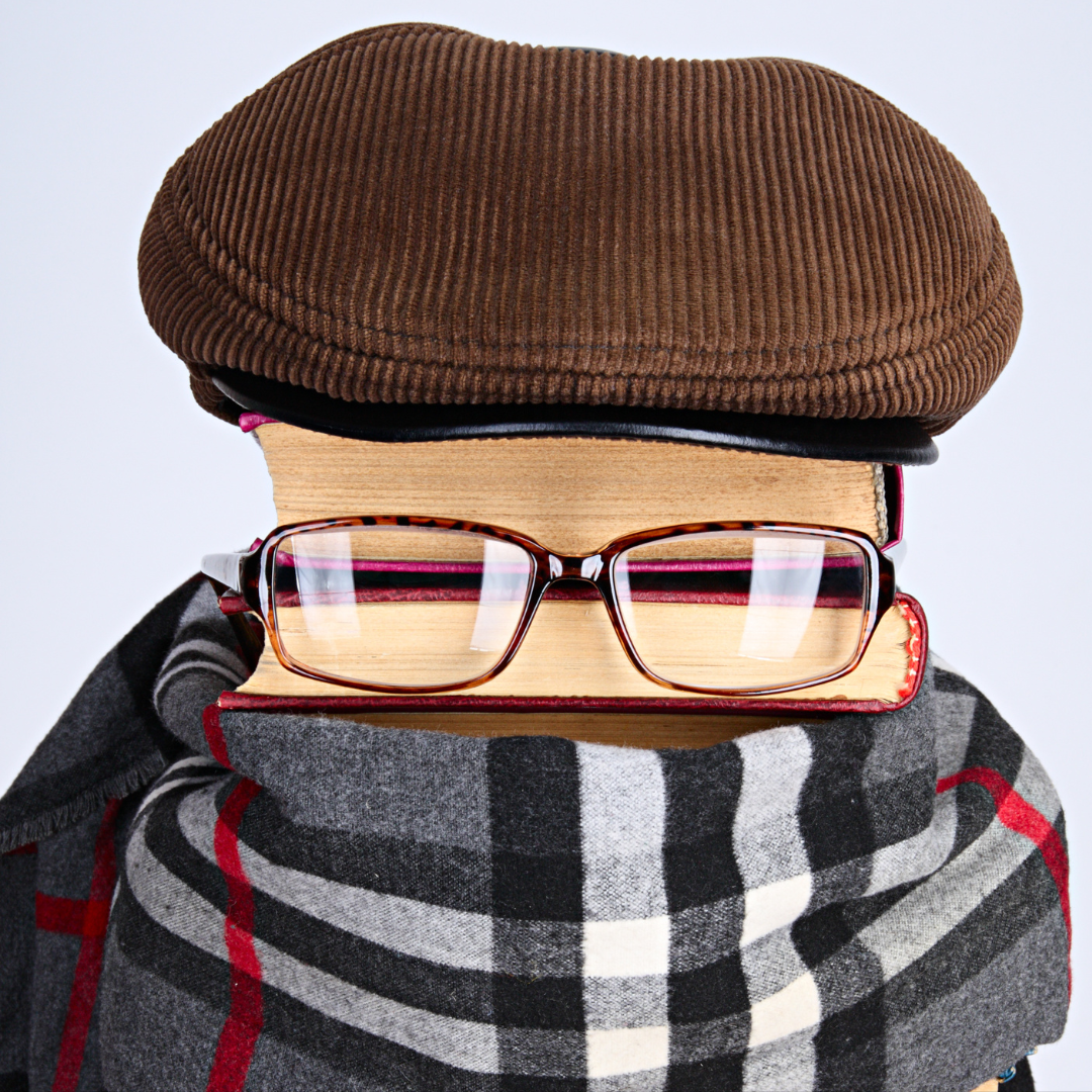 imagen-hombre-creado-con-libros-con-boina-gafas-y-bufanda-como-lector-desconocido