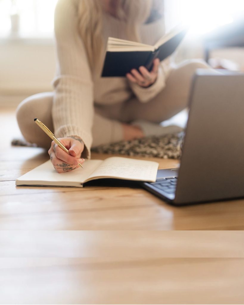 imagen-mujer-leyendo-y-escribiendo